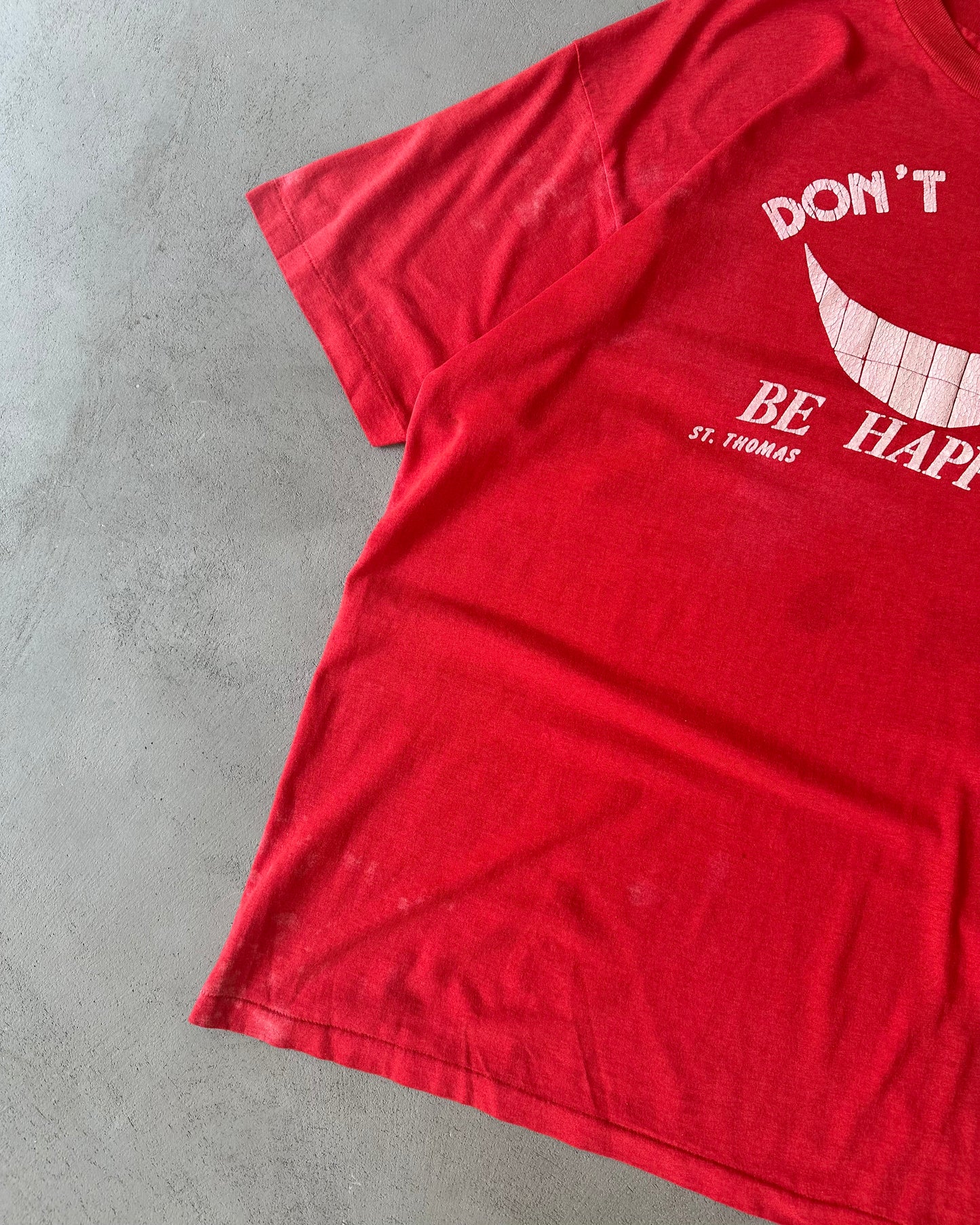 1990s - Distressed Red "Don't Worry Be Happy" T-Shirt - XL