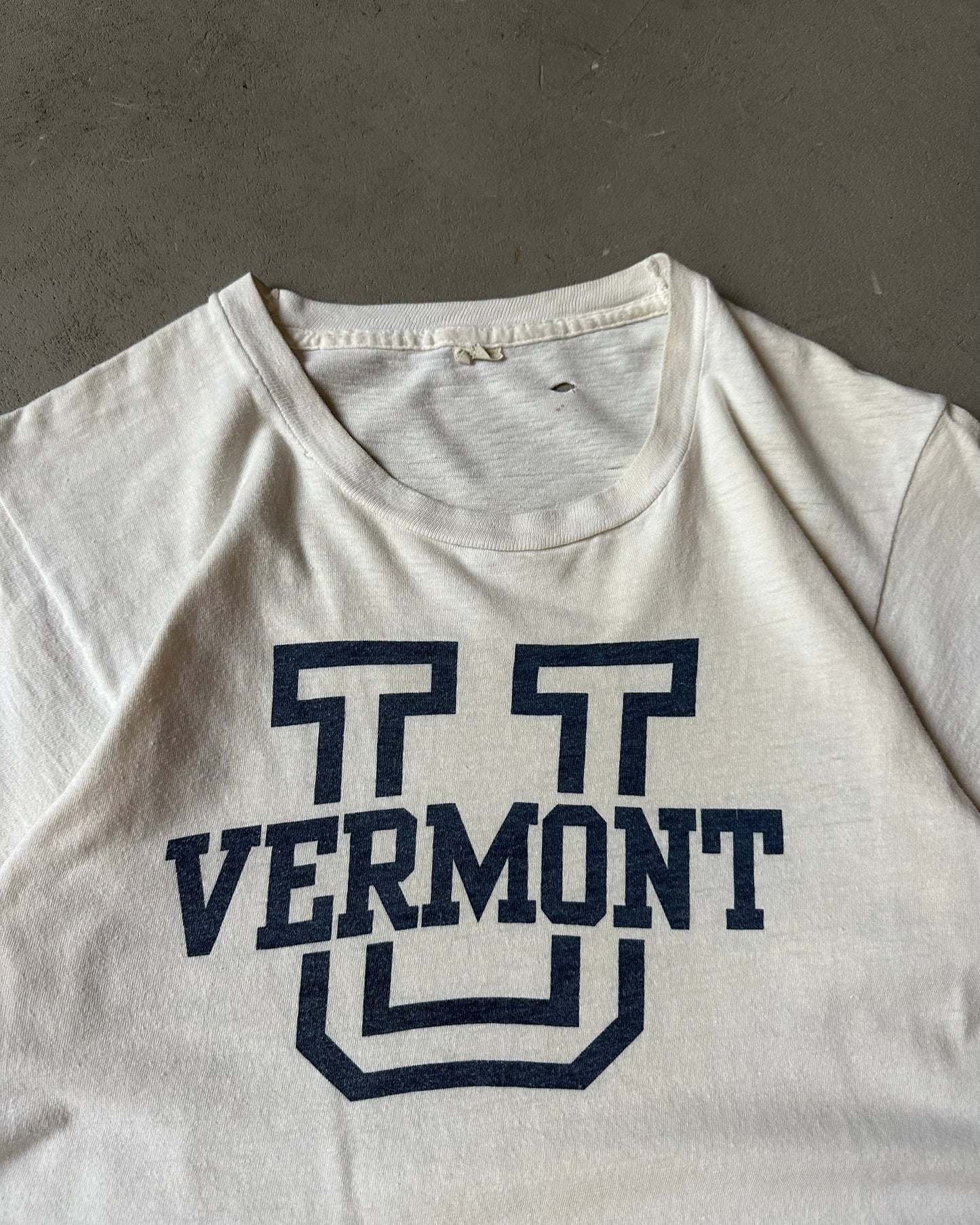 1970s - Distressed White Vermont U T-Shirt - XS/S