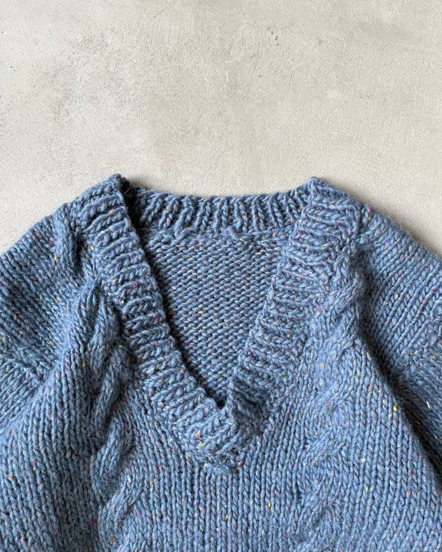 Années 1980 - Pull court en laine tricoté main bleu - (F)M