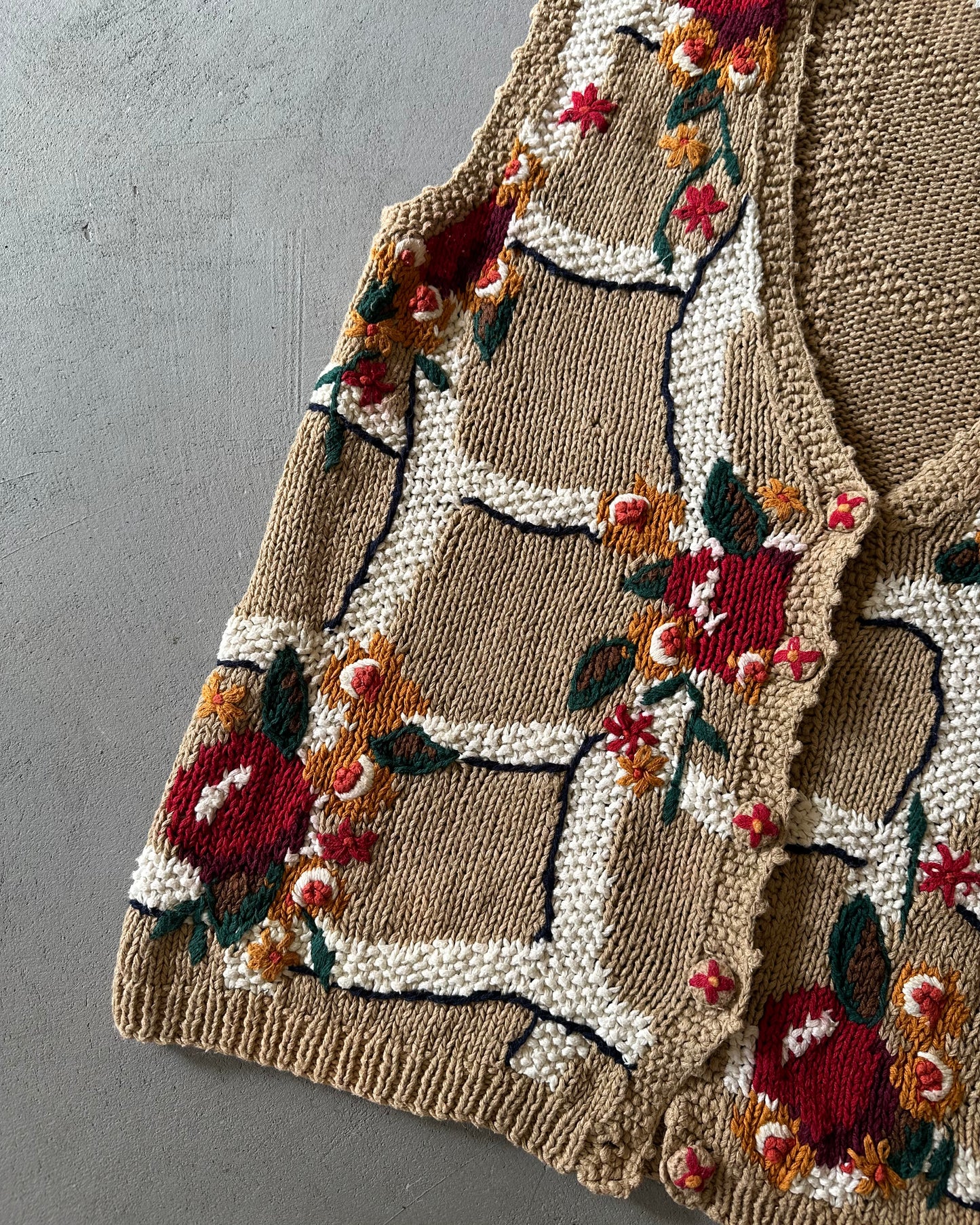 1990s - Tan/Red Floral Hand Knit Women's Sweater Vest - (W)L