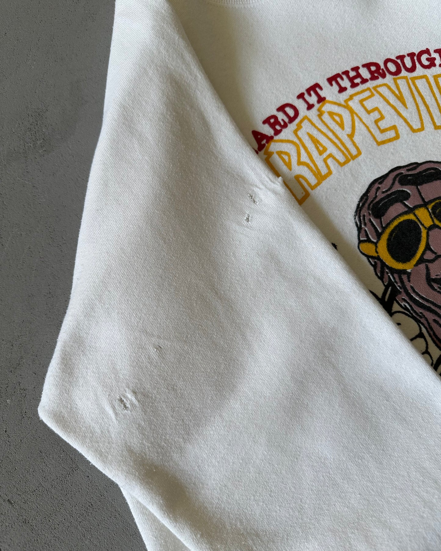 1990s - Distressed White Grapevine Crewneck - L