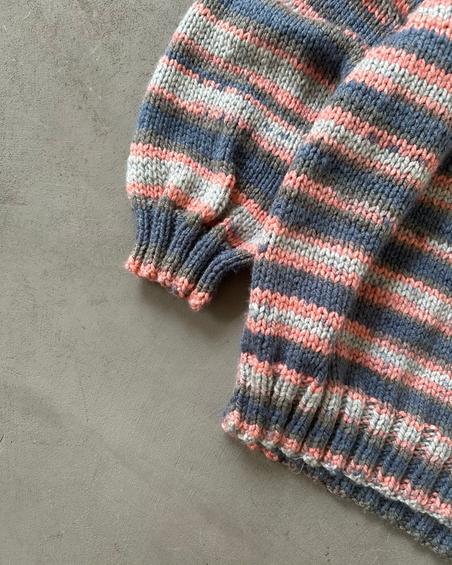 Années 80 - Pull tricoté main rayé bleu/rose - XL