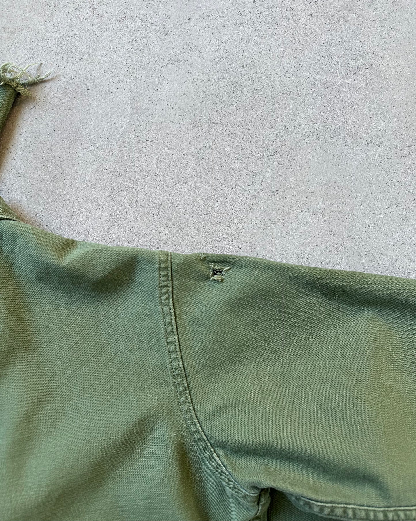 1970s - Distressed Green OG-107 Cut Off Military Shirt - S/M