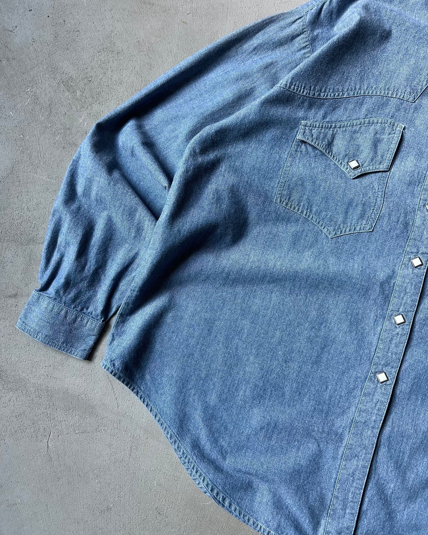 1980s - Blue Chambray Pearl Snap Shirt - (W)XL