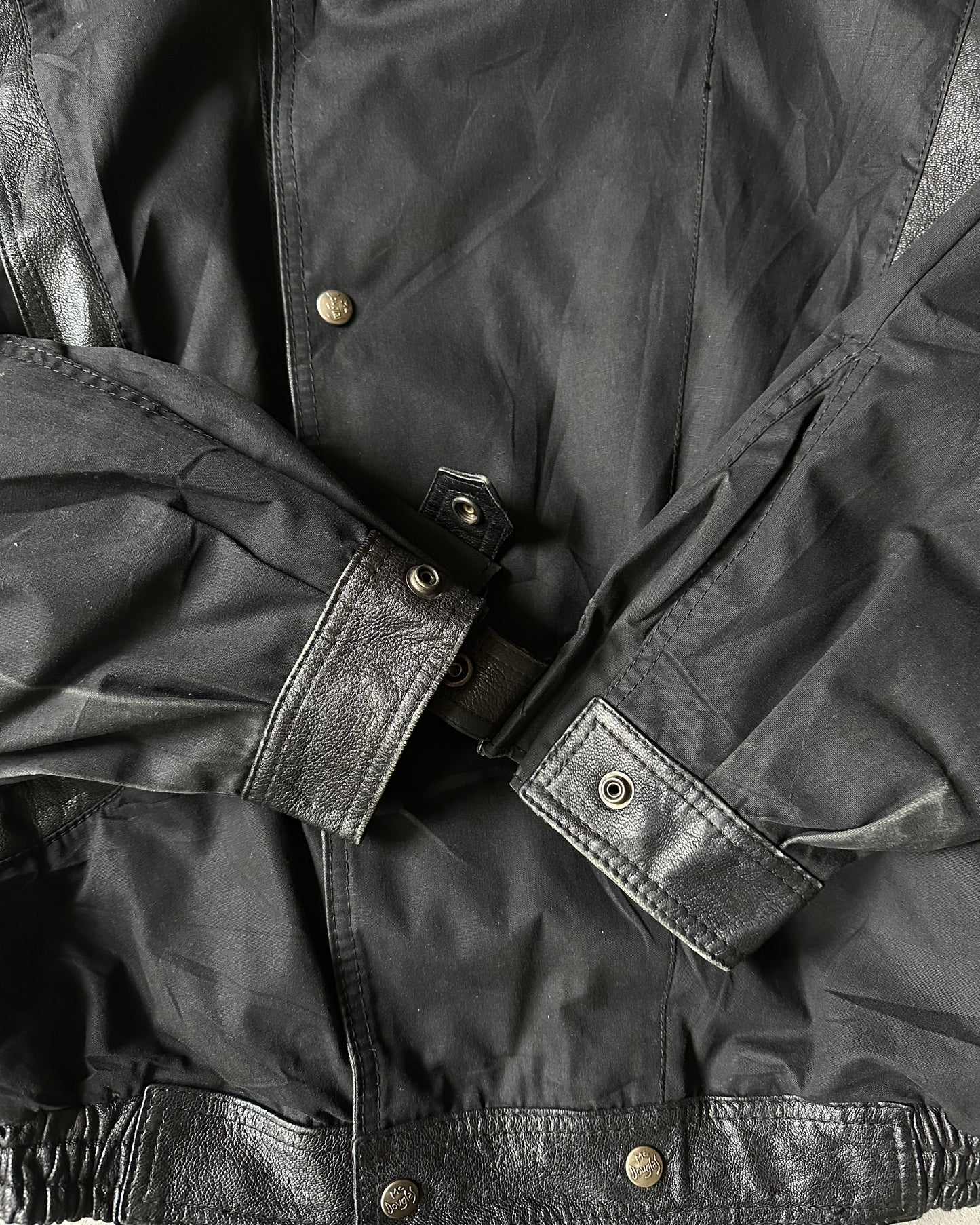 Années 1980 - Veste asymétrique noire McDouglas - L