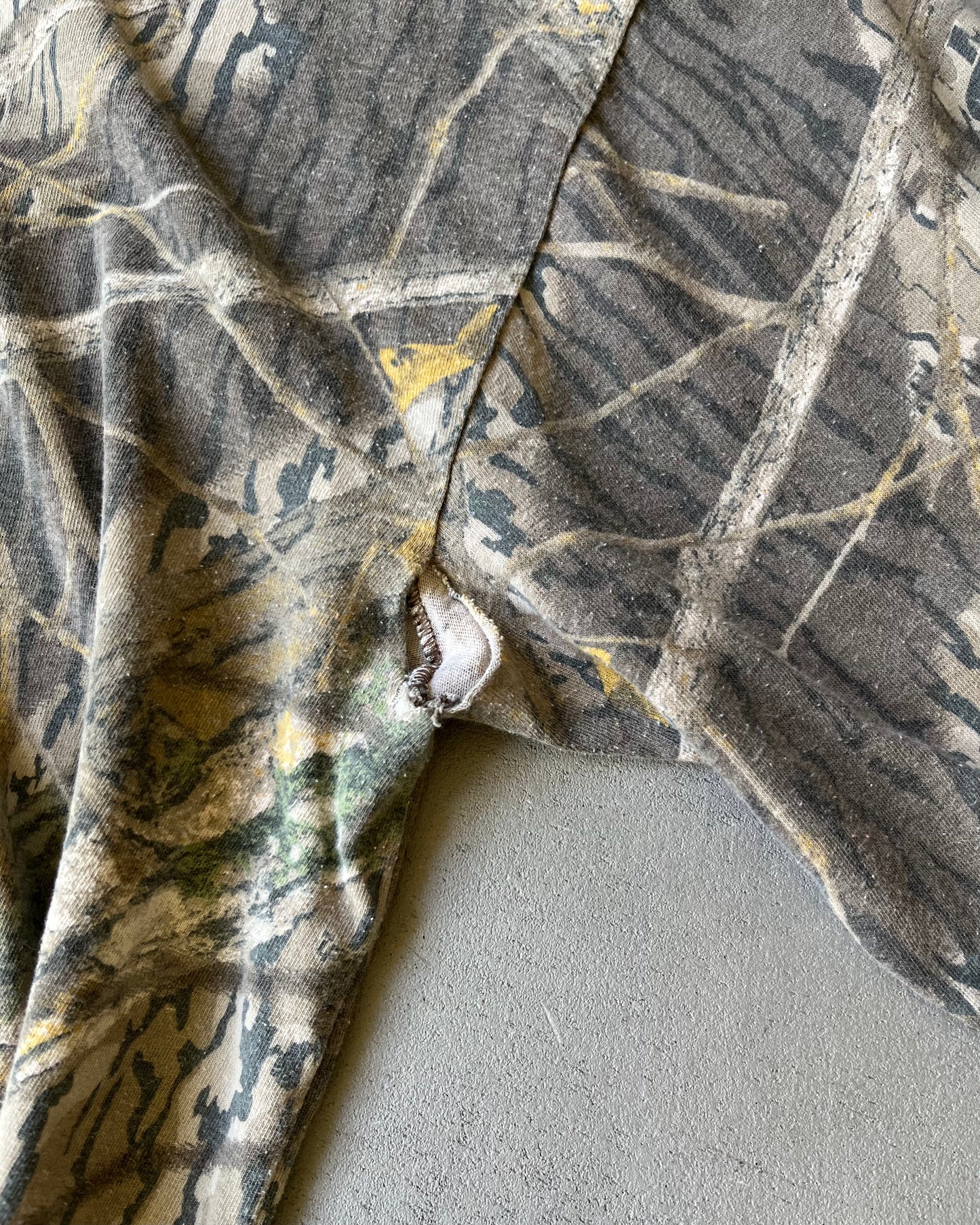 1990s - Distressed Camo Longsleeve - L