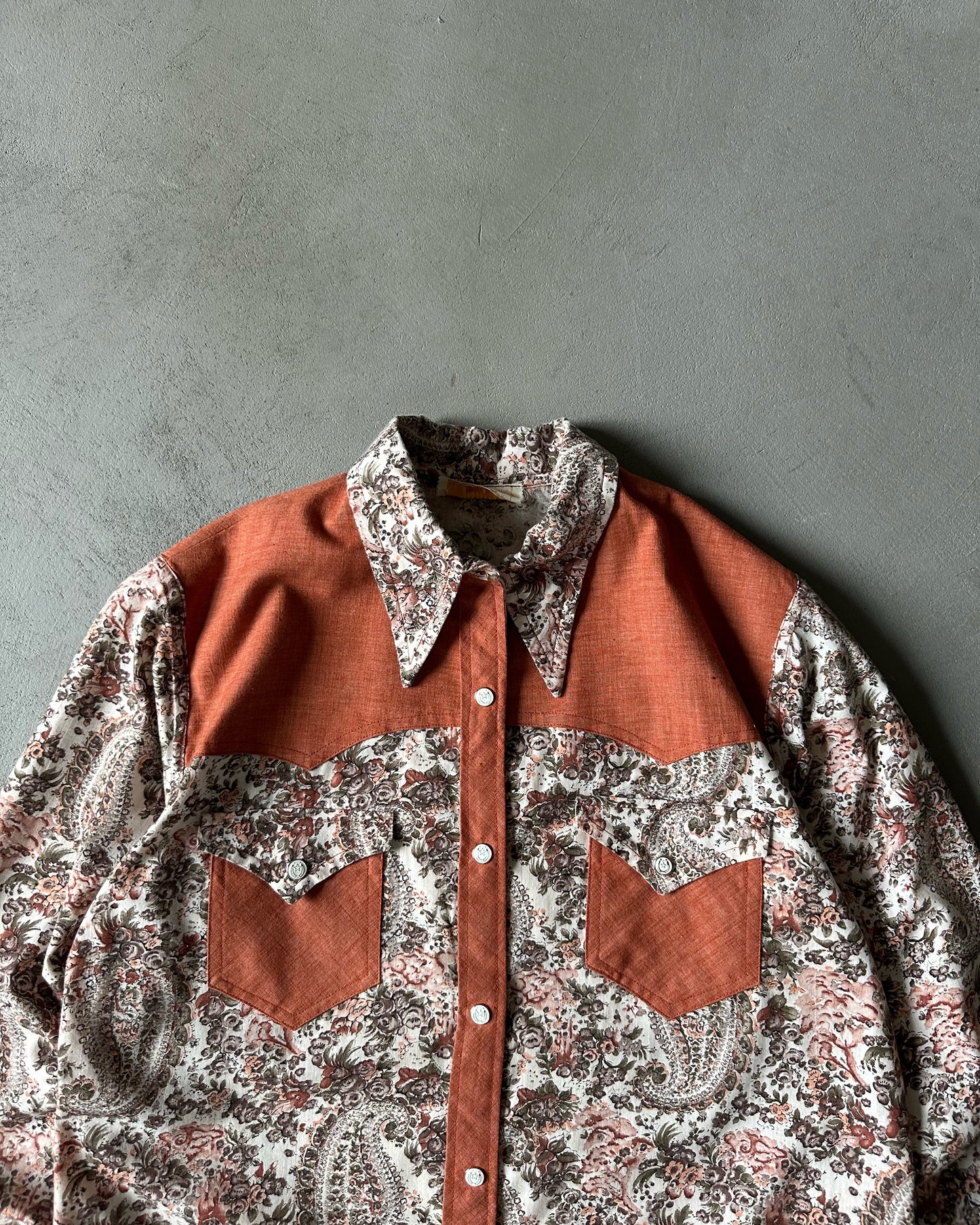 1970s - Coral/Cream Handmade Paisley Pearl Snap Shirt - S/M