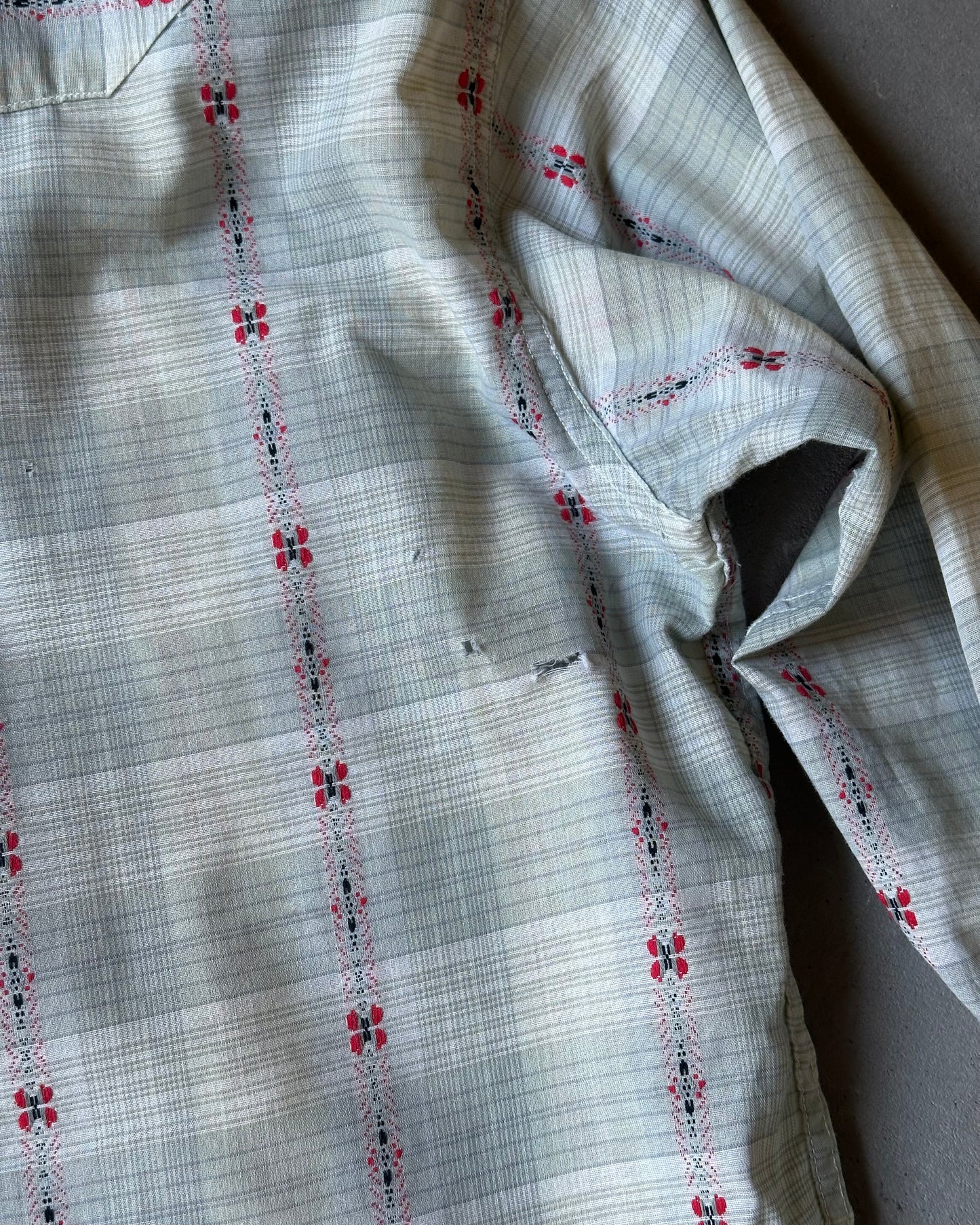 1970s - Distressed Light Grey/Red Rawhide Western Shirt - S