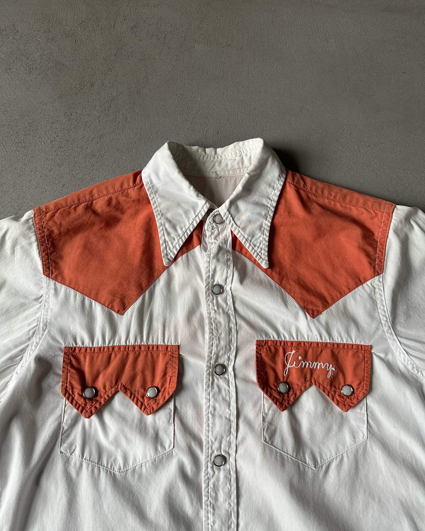 1960s - White/Coral "Cowboys" Chainstitch Pearl Snap Shirt - XS(Long)