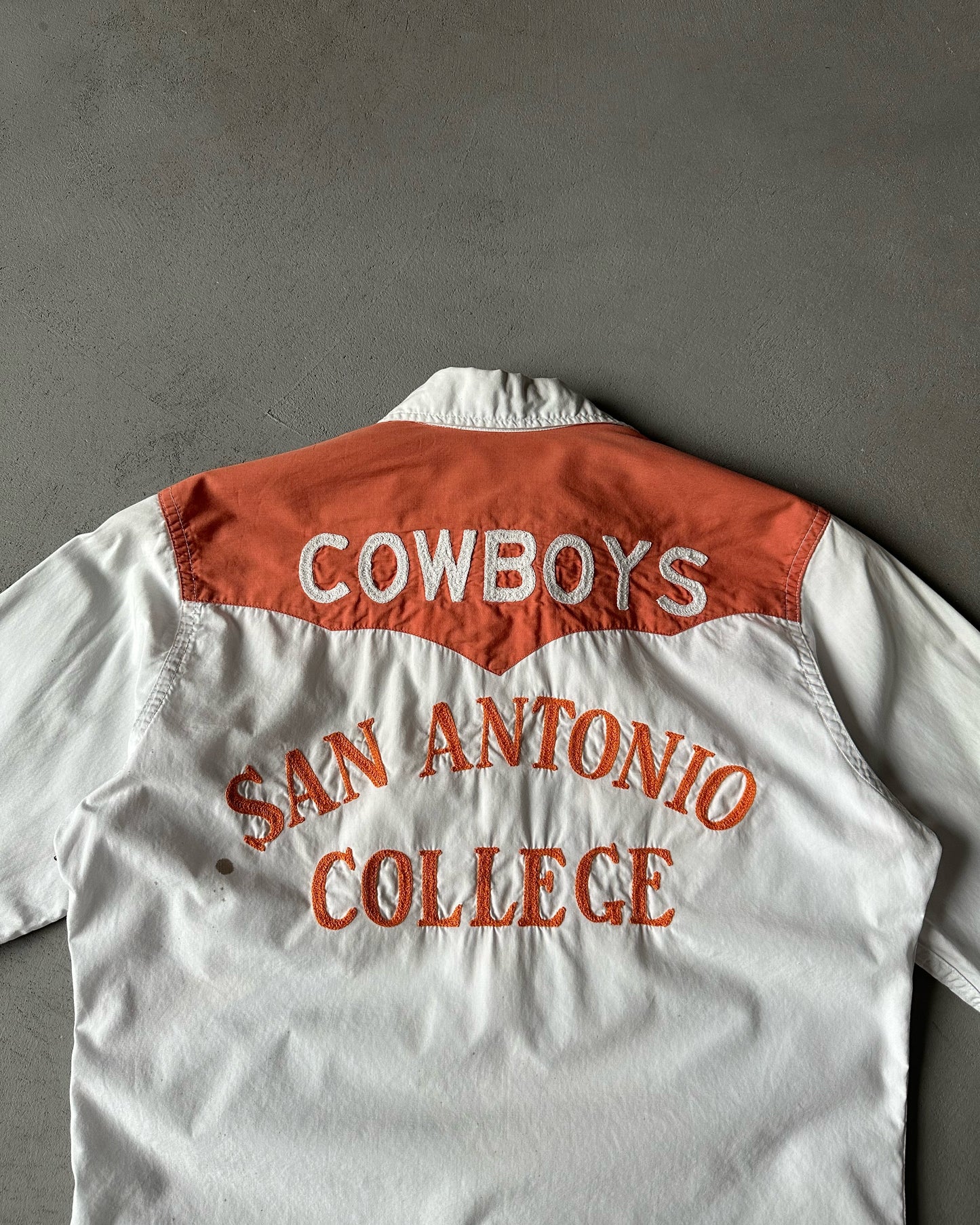 1960s - White/Coral "Cowboys" Chainstitch Pearl Snap Shirt - XS(Long)