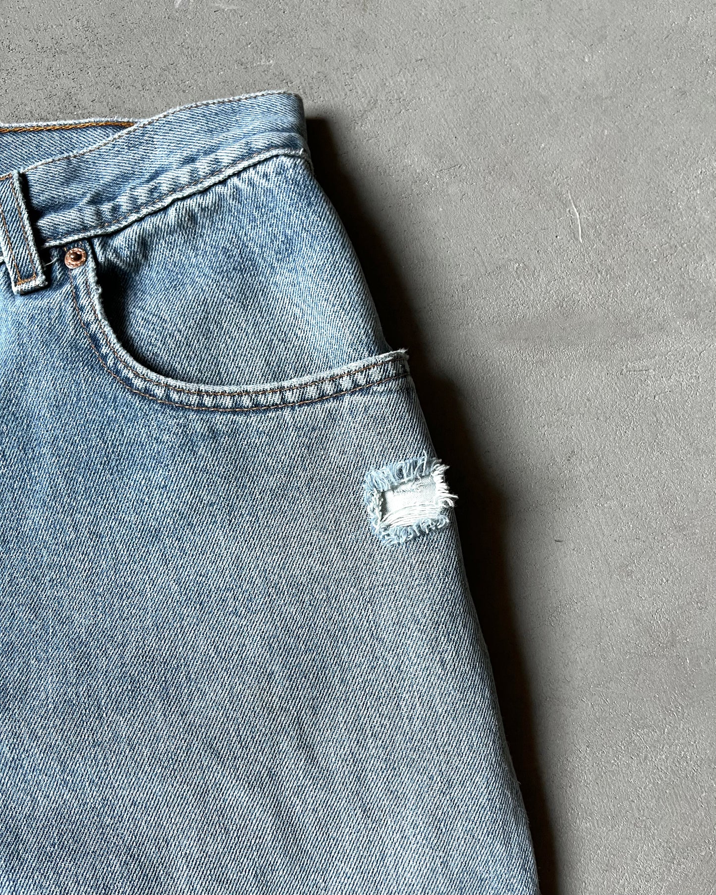 1990s - Distressed 560 Levi's Jeans - 32x33