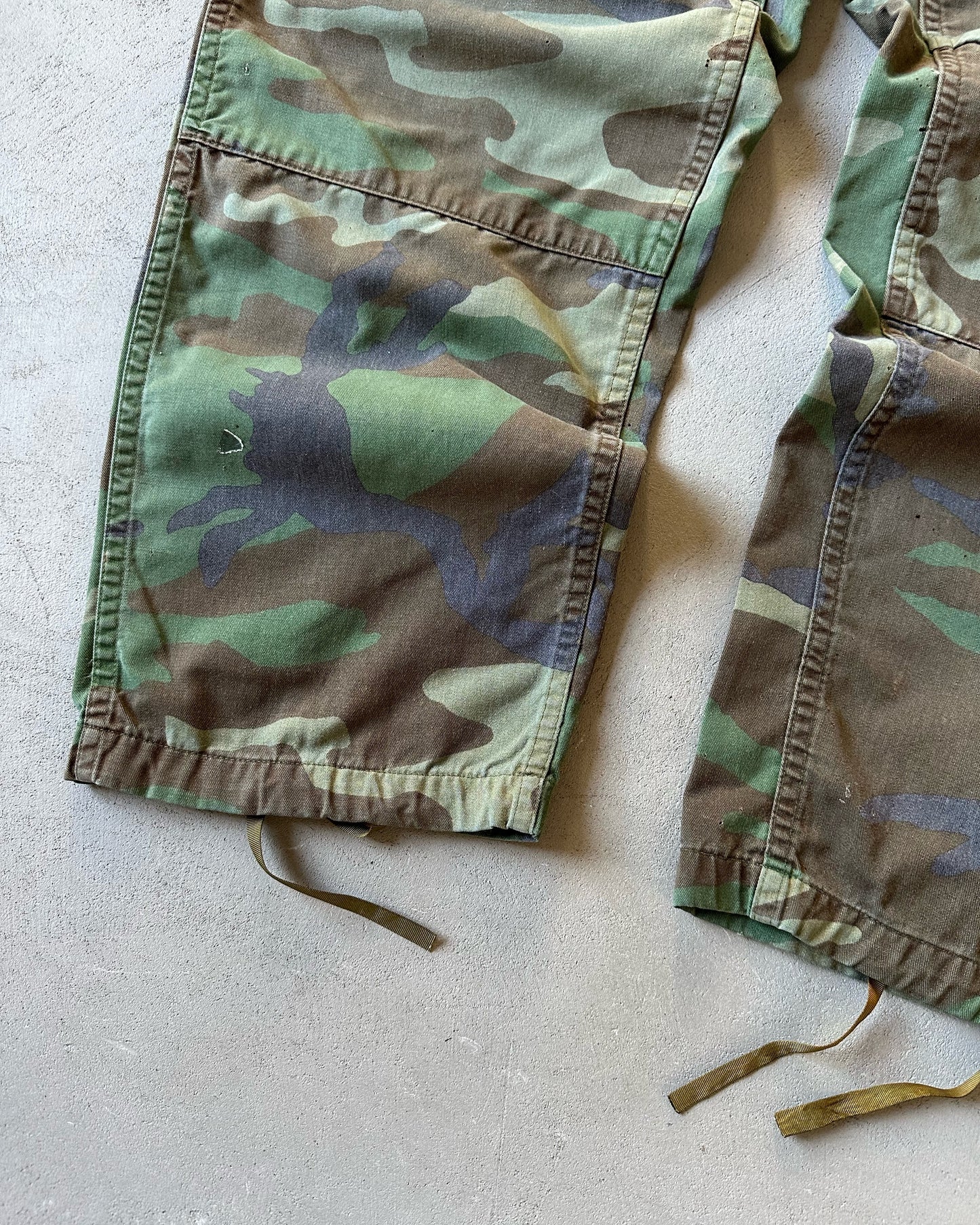 1980s - Distressed Camo Cargo Pants - 33x29